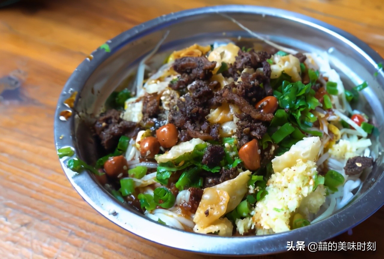 海口藏得最深的(de)海南(nan)粉，十幾年(nian)沒有(yǒu)招牌沒有(yǒu)們(men)臉，配(pei)海螺湯絕了(le)