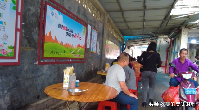 海口藏得最深的(de)海南(nan)粉，十幾年(nian)沒有(yǒu)招牌沒有(yǒu)們(men)臉，配(pei)海螺湯絕了(le)